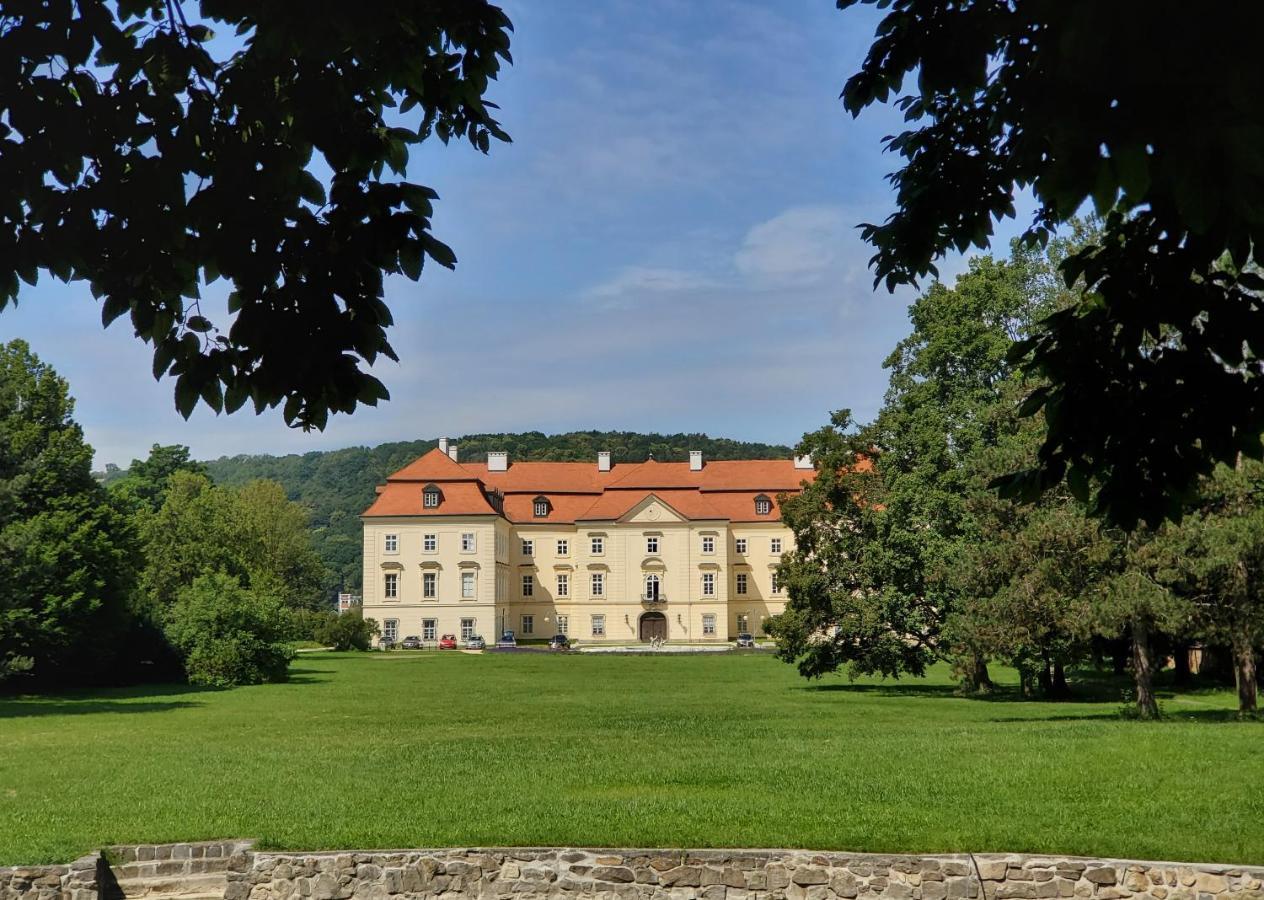 Отель Zamek Napajedla Экстерьер фото