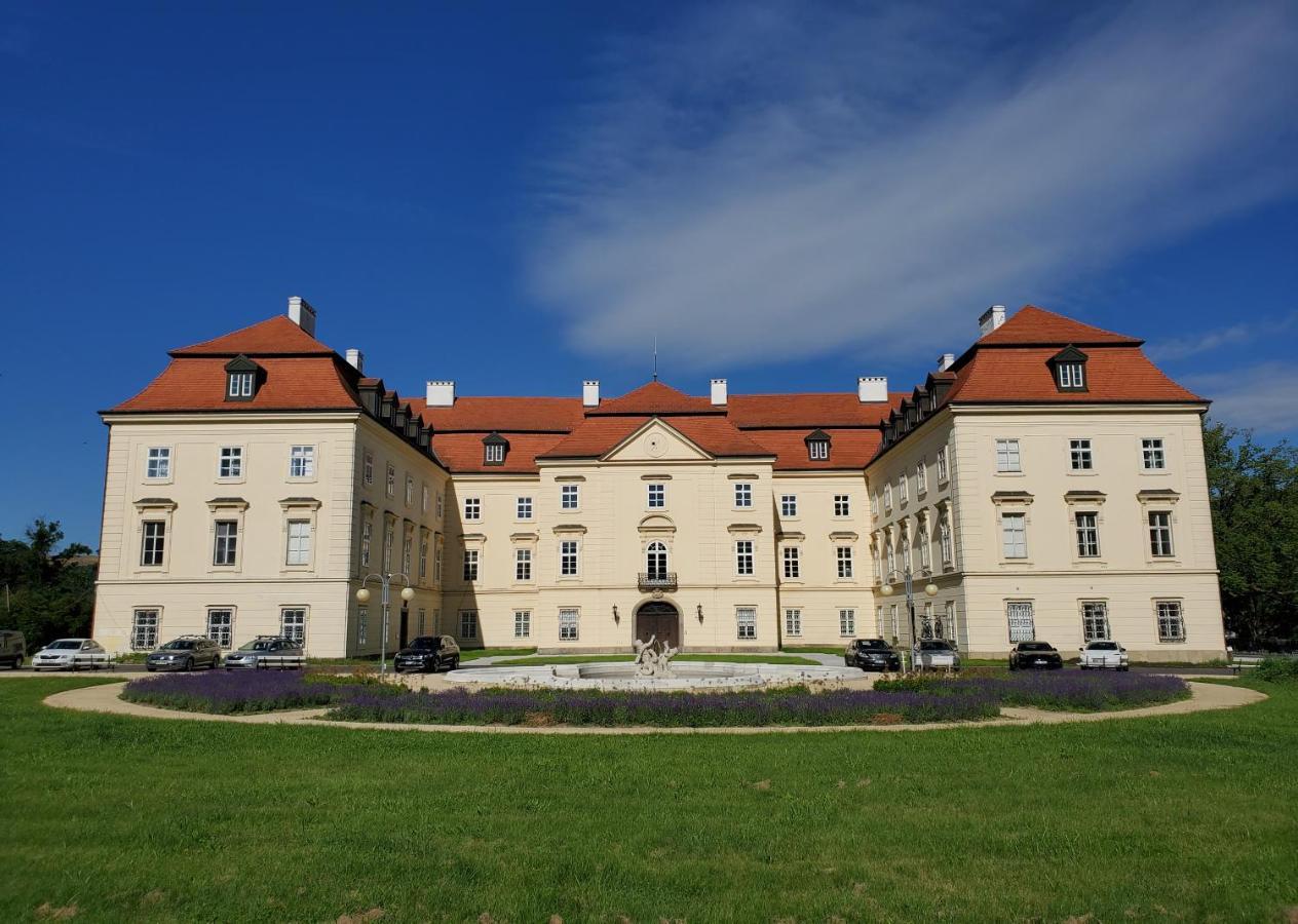 Отель Zamek Napajedla Экстерьер фото
