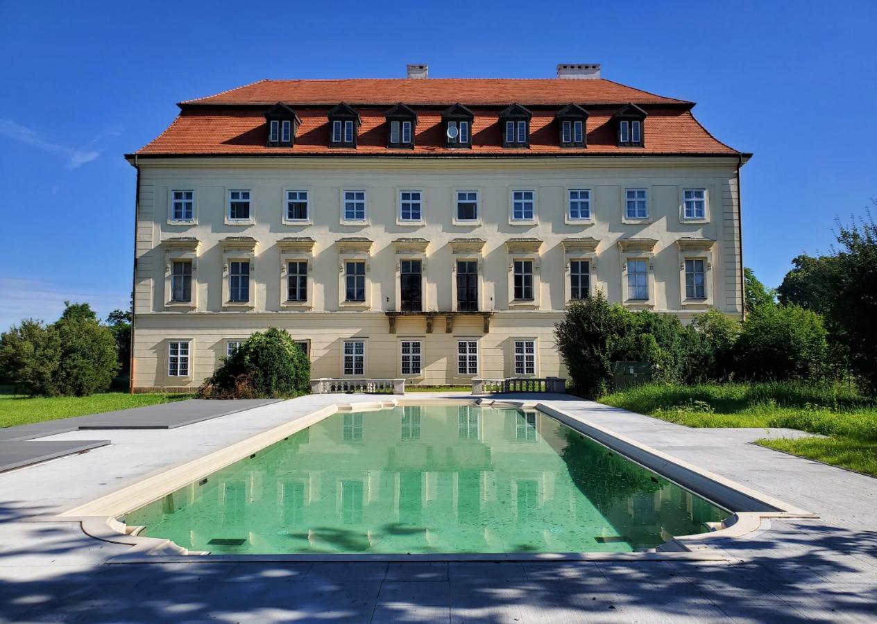 Отель Zamek Napajedla Экстерьер фото