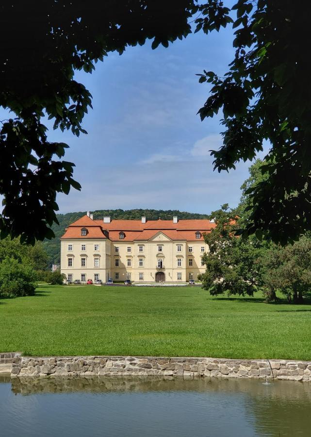 Отель Zamek Napajedla Экстерьер фото